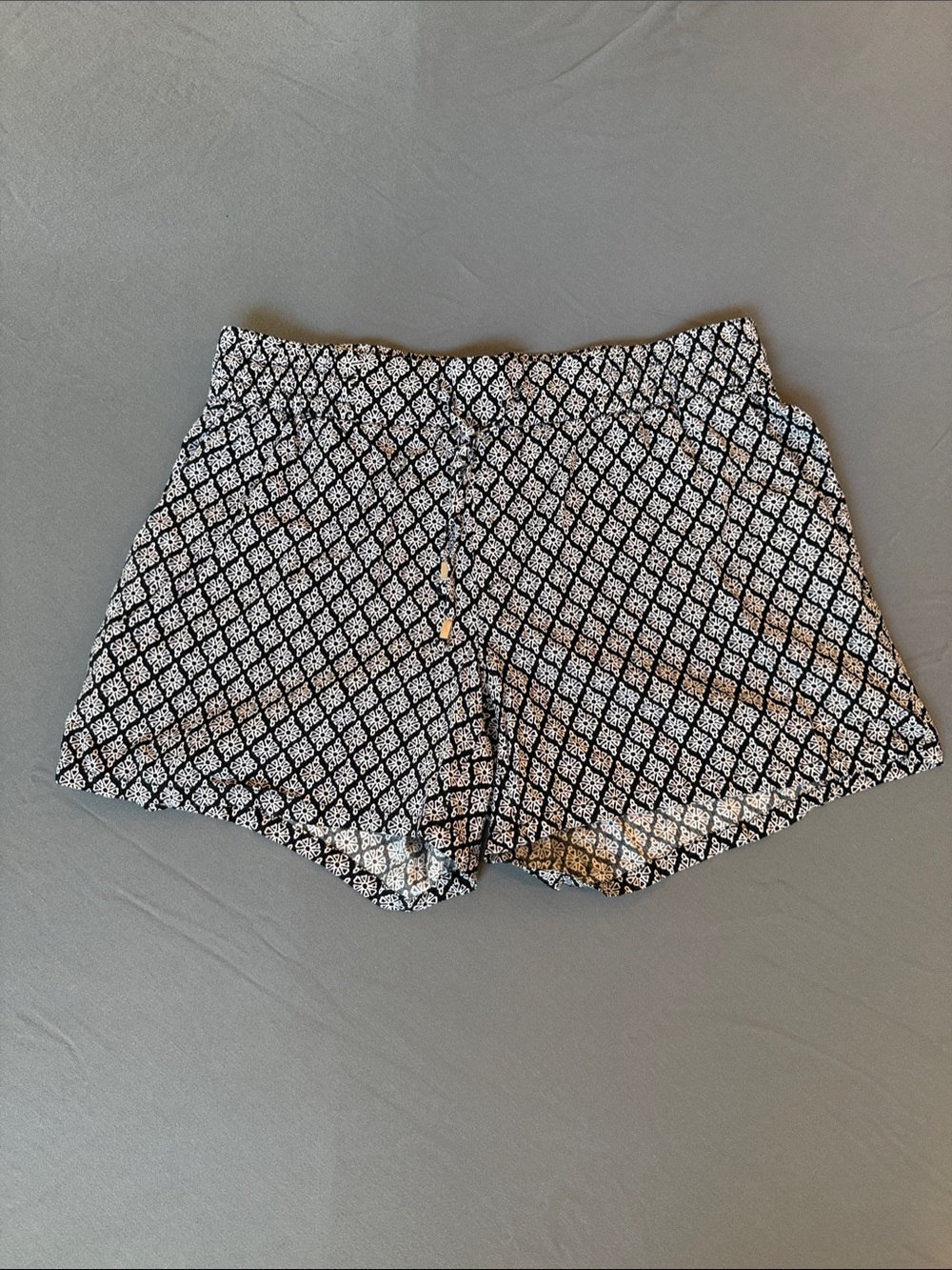 Old Navy Black & White Geometric Women’s Shorts with pockets